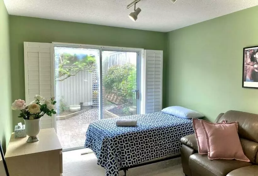 ペンション Back Yard Room In West Vancouver