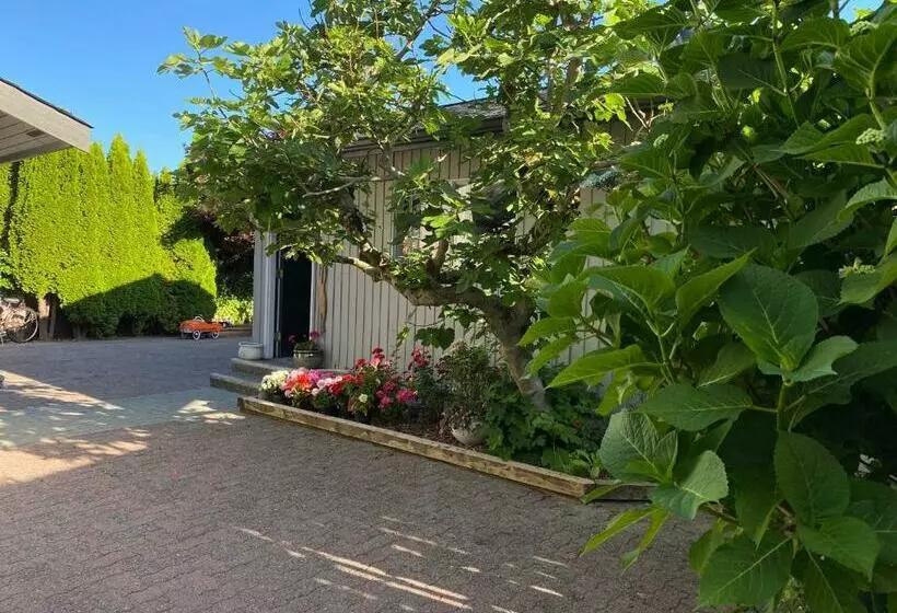 ペンション Back Yard Room In West Vancouver