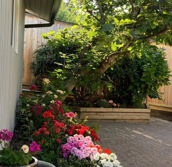 펜션 Back Yard Room In West Vancouver