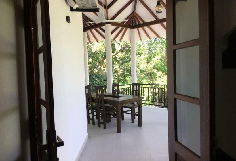 פנסיון Lush Green Villa