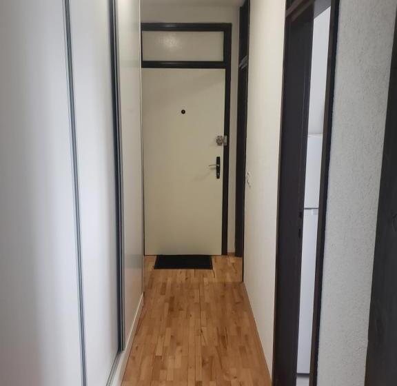 Stan Na Dan Uz Mogućnost Rentanja Vozila