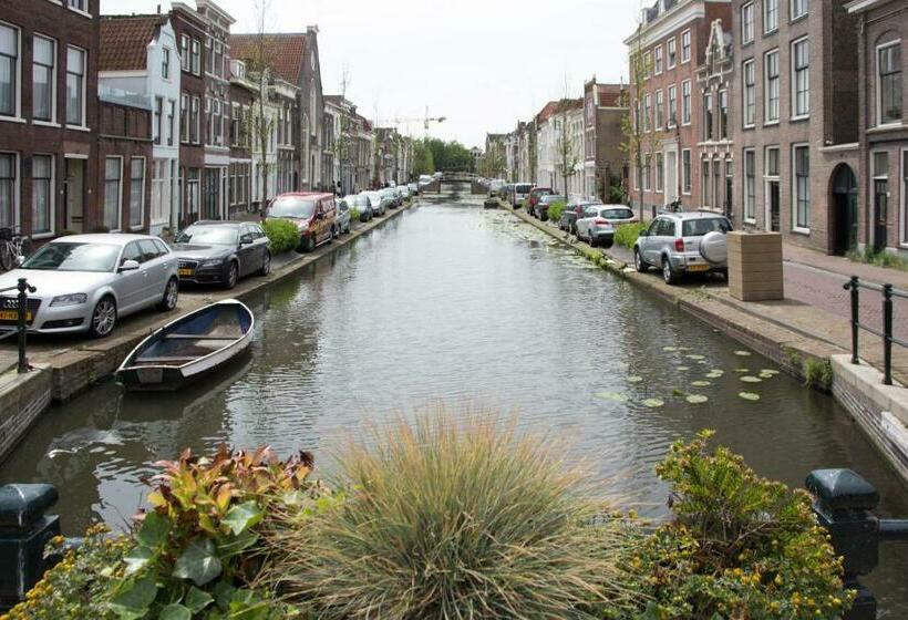 Canal House In Historic City Center Gouda