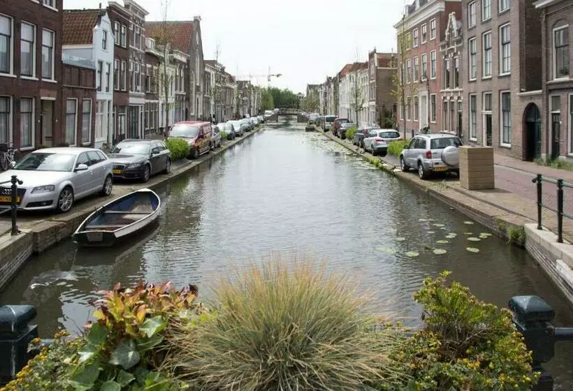 Canal House In Historic City Center Gouda
