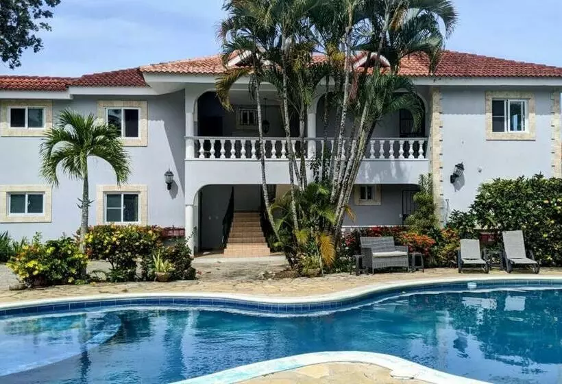 Lovely 1 Bedroom Condo With Pool, Walking Distance To The Beach