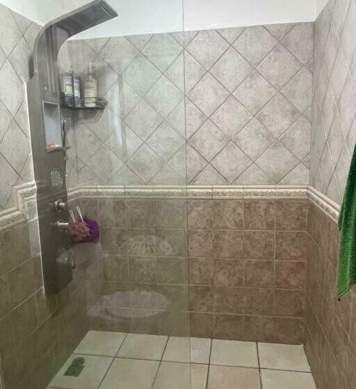 Lovely 1 Bedroom Condo With Pool, Walking Distance To The Beach