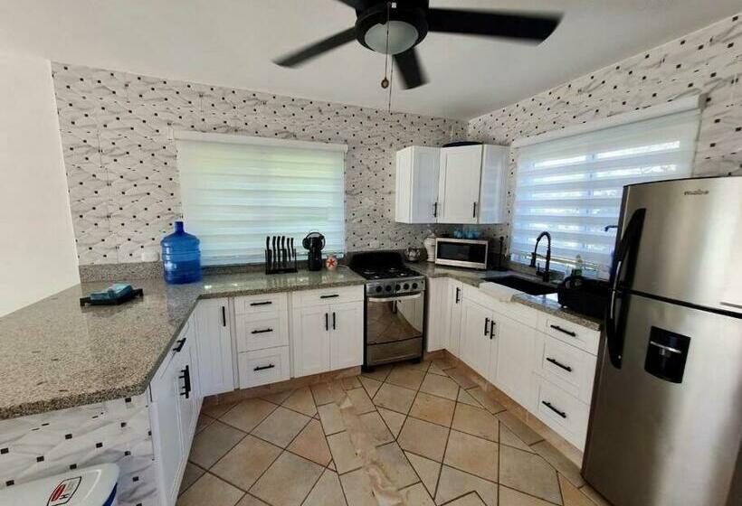 Lovely 1 Bedroom Condo With Pool, Walking Distance To The Beach