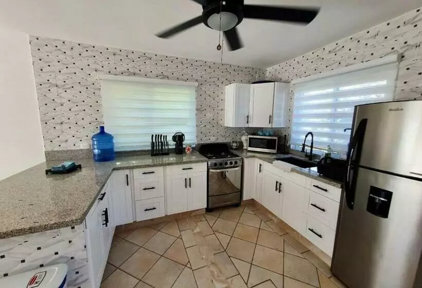 Lovely 1 Bedroom Condo With Pool, Walking Distance To The Beach