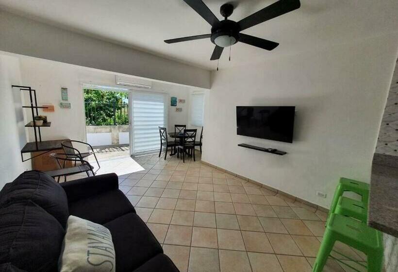 Lovely 1 Bedroom Condo With Pool, Walking Distance To The Beach