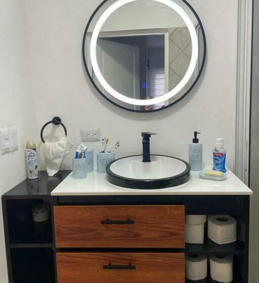 Lovely 1 Bedroom Condo With Pool, Walking Distance To The Beach