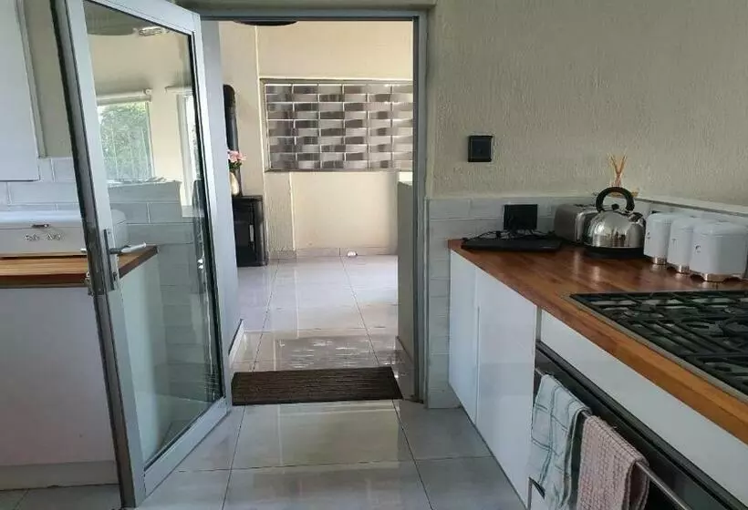 پانسیون Living Waters Guest House