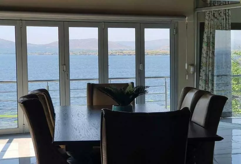 پانسیون Living Waters Guest House