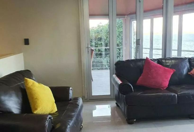 پانسیون Living Waters Guest House