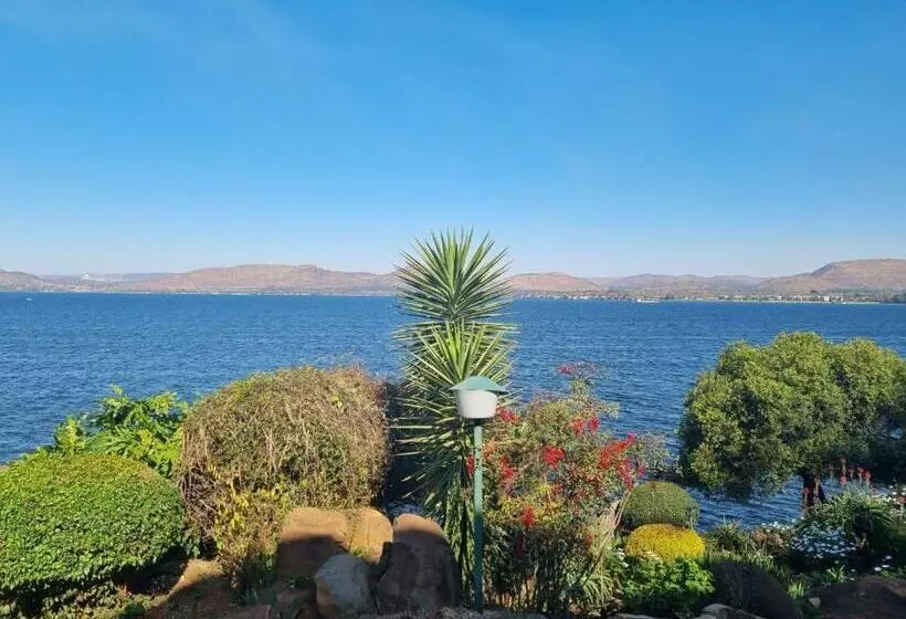 پانسیون Living Waters Guest House
