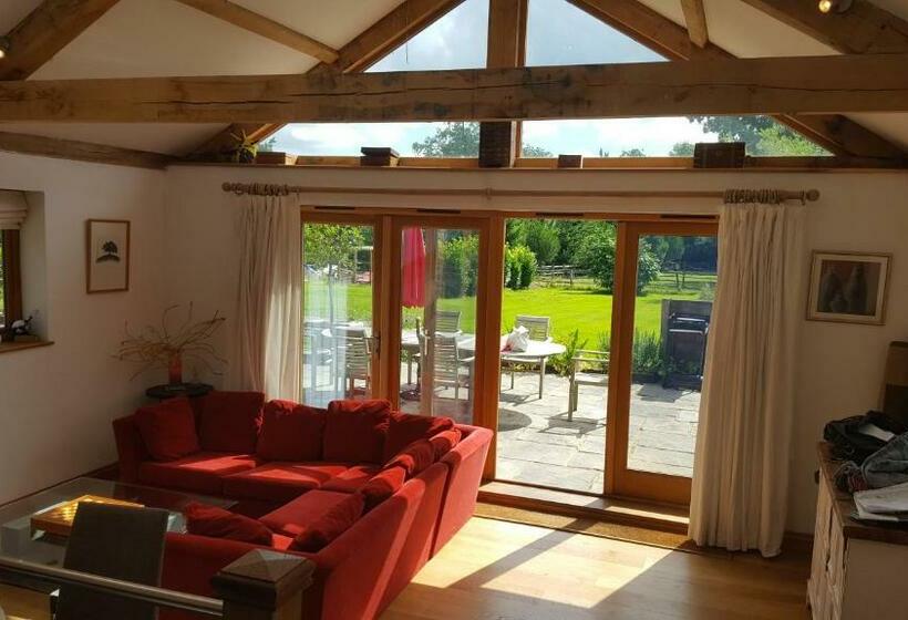 Prestwick Oak   5 Bed Ensuite   Sleeps 14   House With 3 Studios