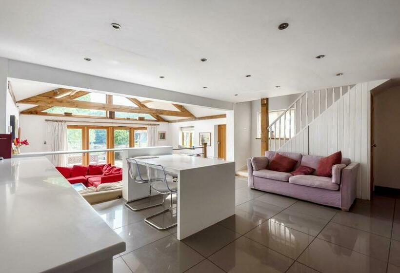 Prestwick Oak   5 Bed Ensuite   Sleeps 14   House With 3 Studios