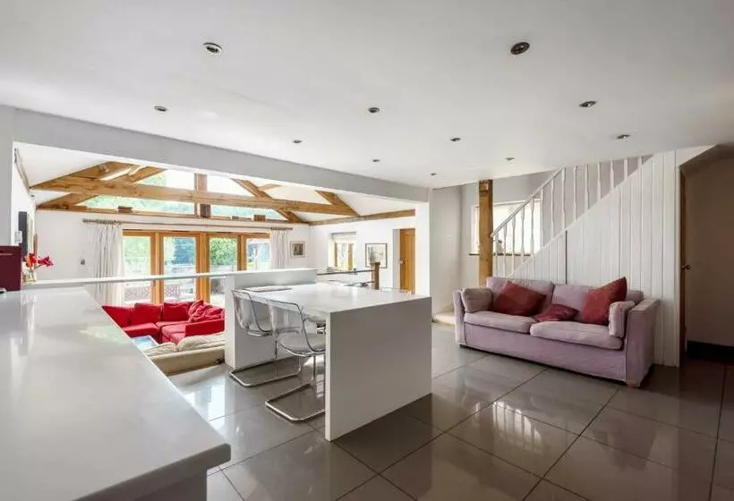 Prestwick Oak   5 Bed Ensuite   Sleeps 14   House With 3 Studios