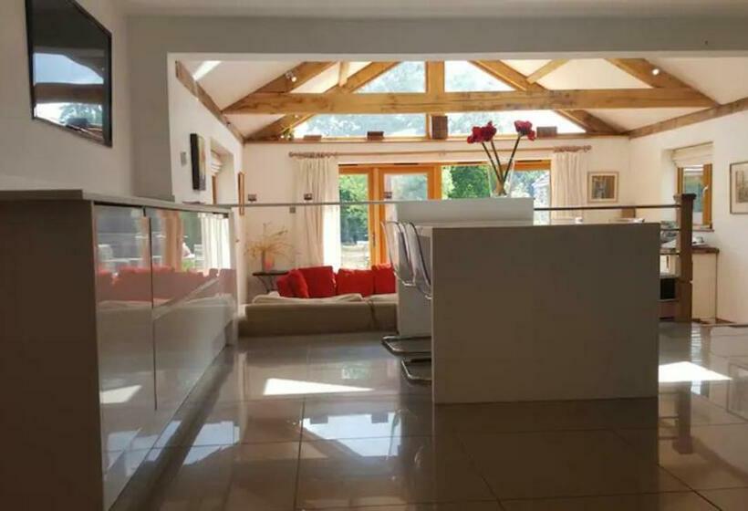 Prestwick Oak   5 Bed Ensuite   Sleeps 14   House With 3 Studios