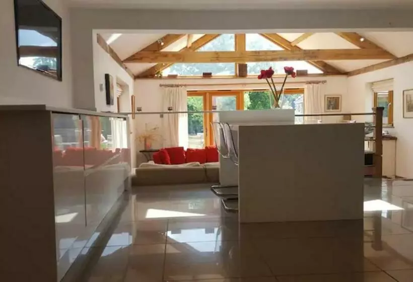 Prestwick Oak   5 Bed Ensuite   Sleeps 14   House With 3 Studios