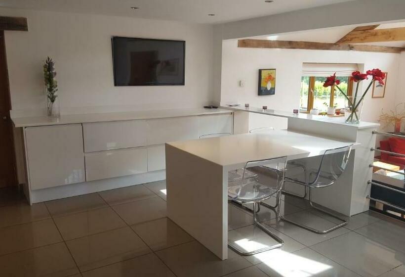 Prestwick Oak   5 Bed Ensuite   Sleeps 14   House With 3 Studios