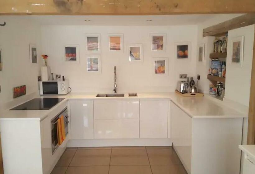 Prestwick Oak   5 Bed Ensuite   Sleeps 14   House With 3 Studios