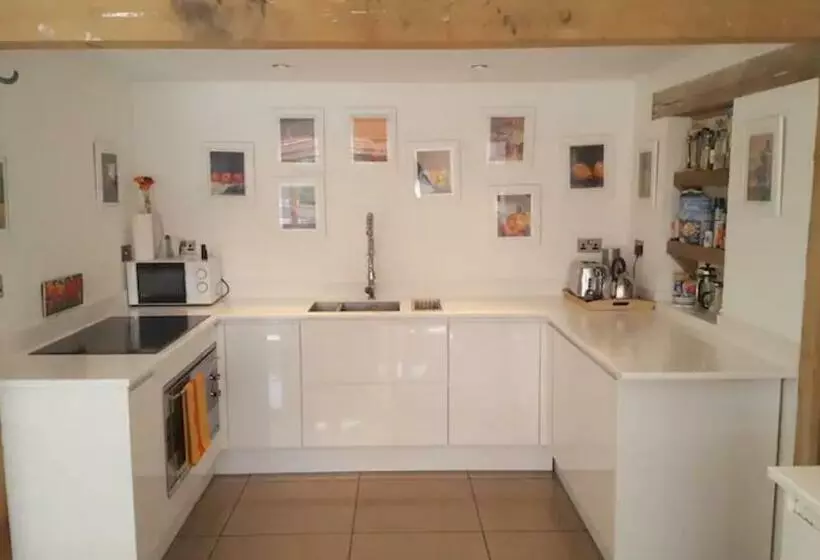 Prestwick Oak   5 Bed Ensuite   Sleeps 14   House With 3 Studios