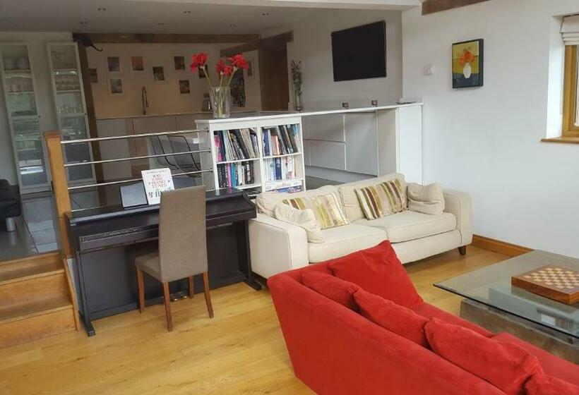 Prestwick Oak   5 Bed Ensuite   Sleeps 14   House With 3 Studios