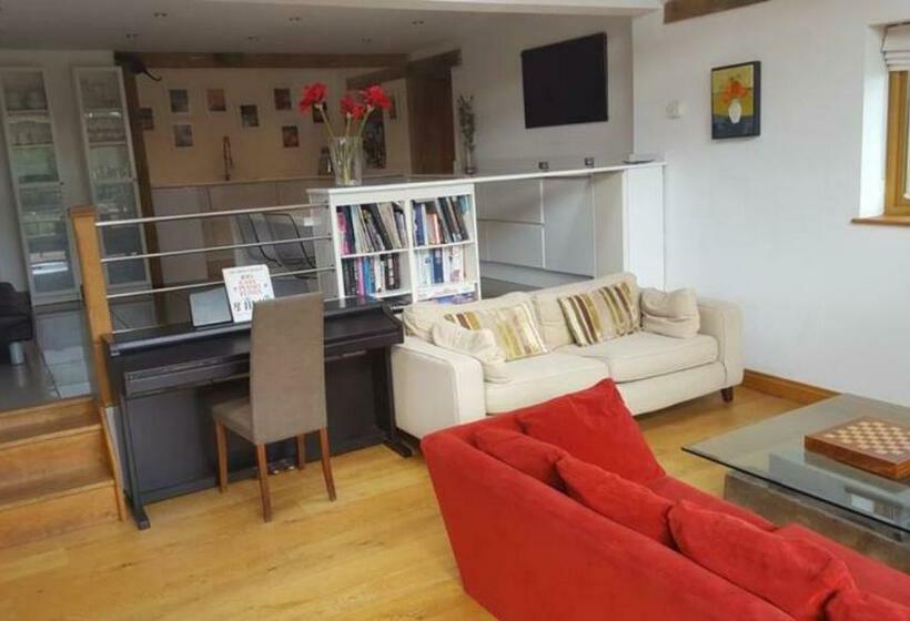 Prestwick Oak   5 Bed Ensuite   Sleeps 14   House With 3 Studios