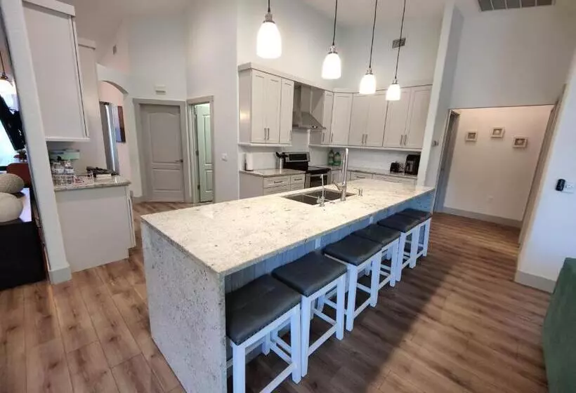 Spacious Oasis Updated Home 3 Bed 2 Bath  7 Min To Nokomis Beach