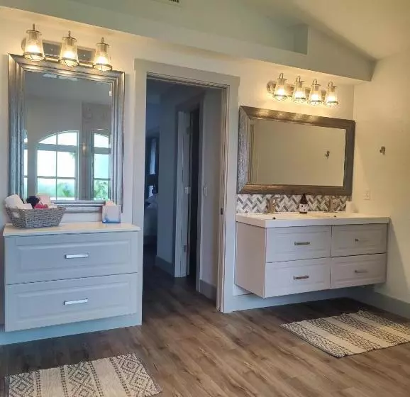Spacious Oasis Updated Home 3 Bed 2 Bath  7 Min To Nokomis Beach