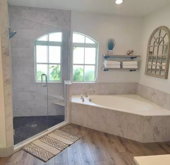 Spacious Oasis Updated Home 3 Bed 2 Bath  7 Min To Nokomis Beach