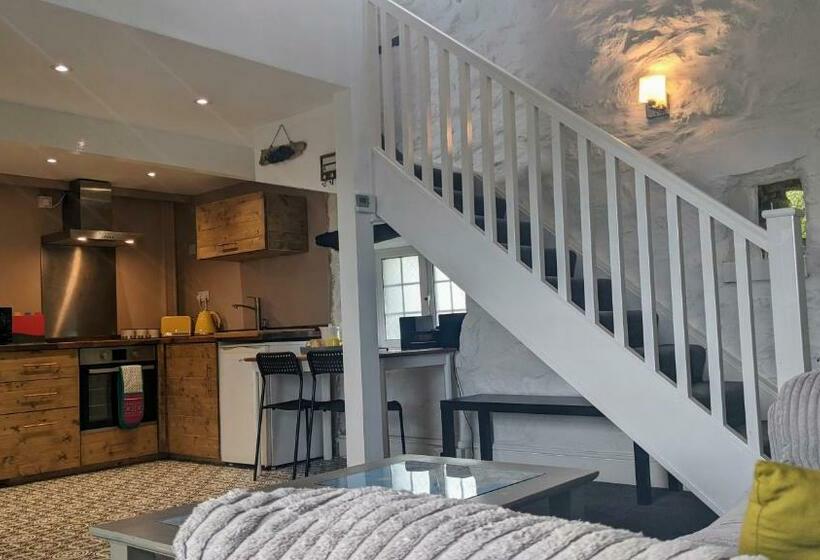 Cosy Bolt Hole Near Coast And Mountains