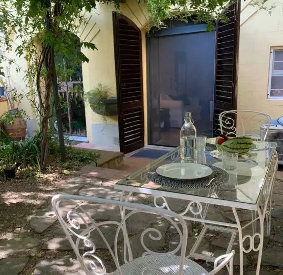Enchanting Apartment With Patio, Lungarno Firenze
