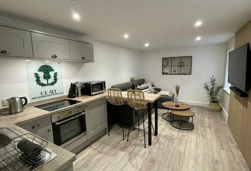 The Forge, Elegant Luxury Apartment With Bike Store Sleeps 4