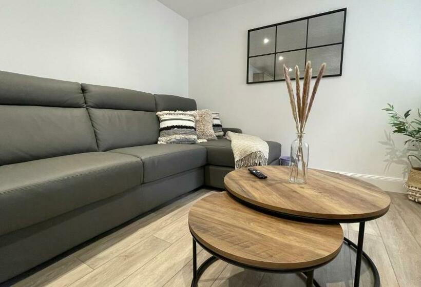 The Forge, Elegant Luxury Apartment With Bike Store Sleeps 4