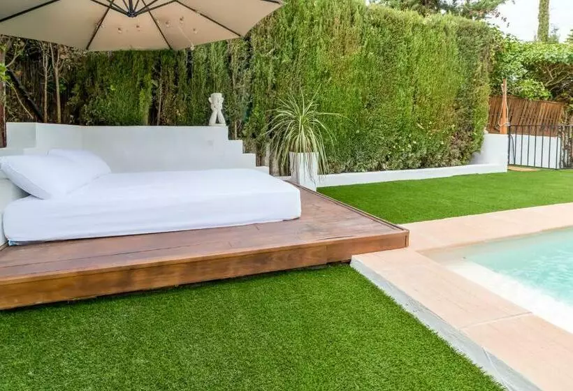 Chalet Con Piscina En Entorno Idílico