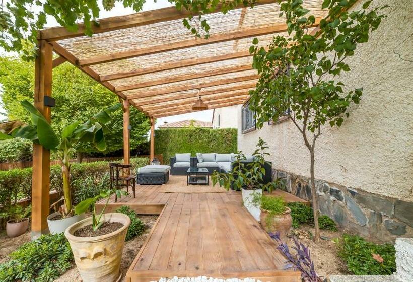 Chalet Con Piscina En Entorno Idílico