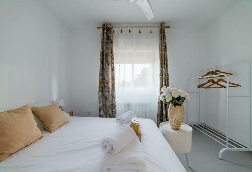 Chalet Con Piscina En Entorno Idílico