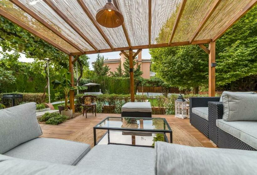 Chalet Con Piscina En Entorno Idílico