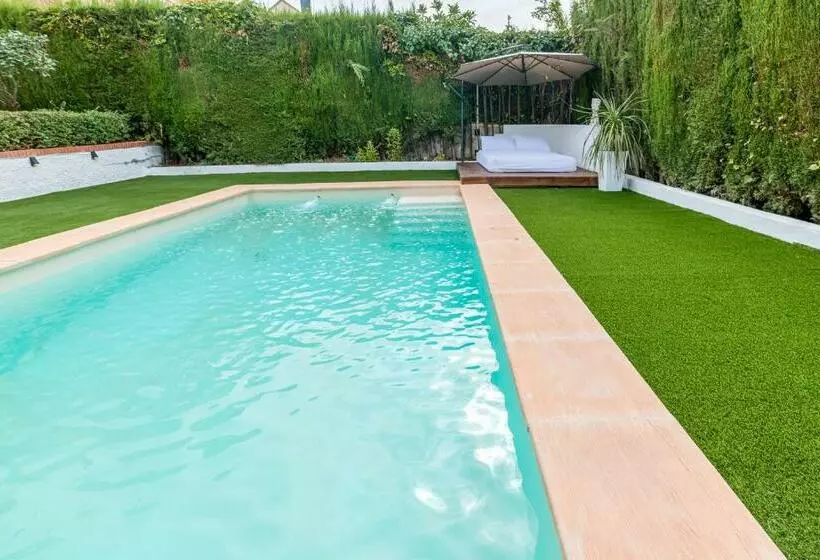 Chalet Con Piscina En Entorno Idílico