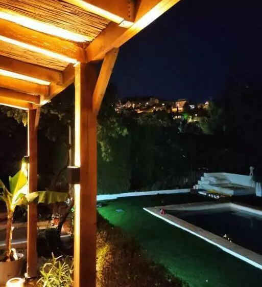 Chalet Con Piscina En Entorno Idílico