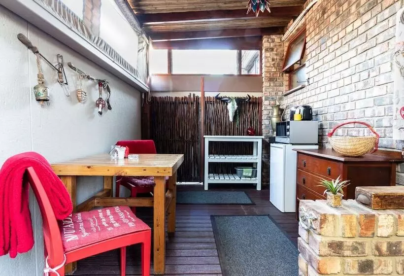 تختخواب و صبحانه Earthbound Guest House
