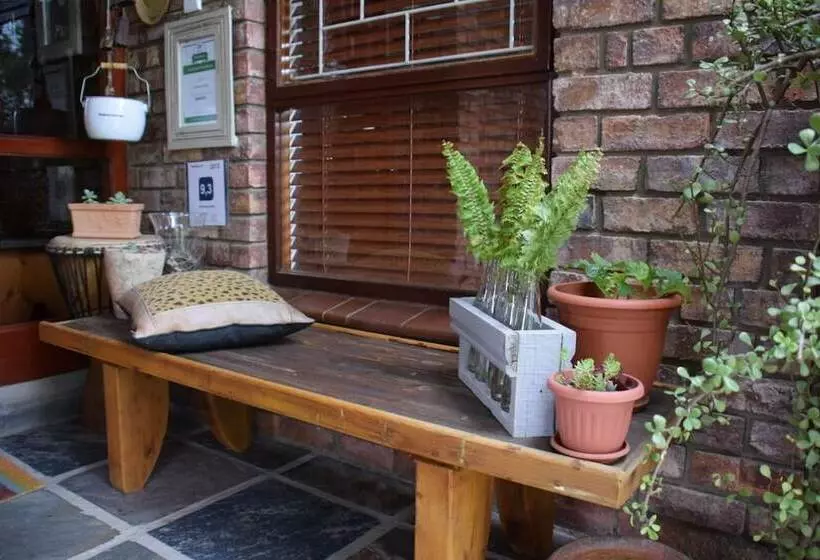 تختخواب و صبحانه Earthbound Guest House