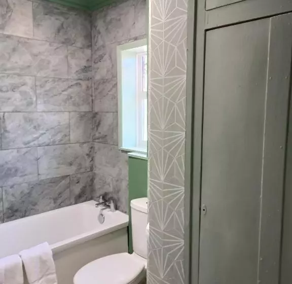 Отель The Outlook Scarborough