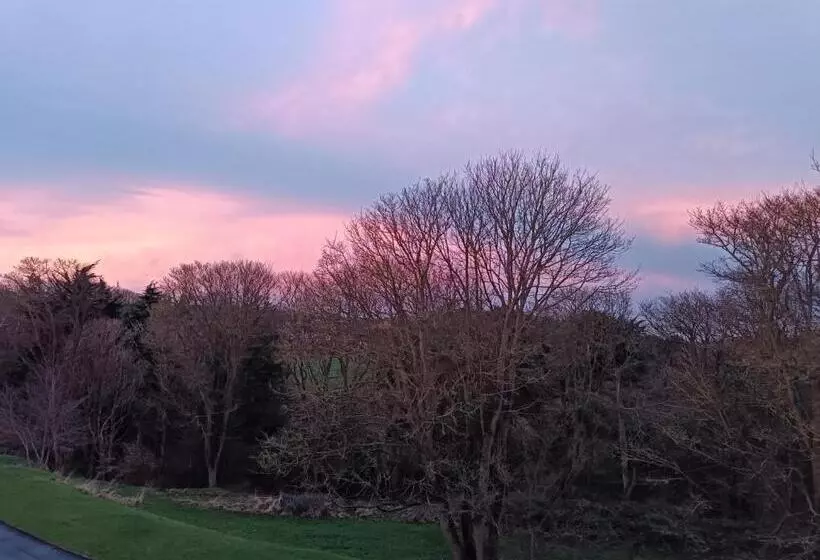 Отель The Outlook Scarborough