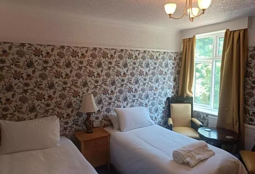 Отель The Outlook Scarborough