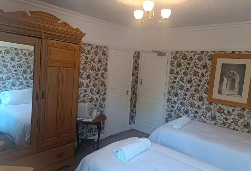 Отель The Outlook Scarborough