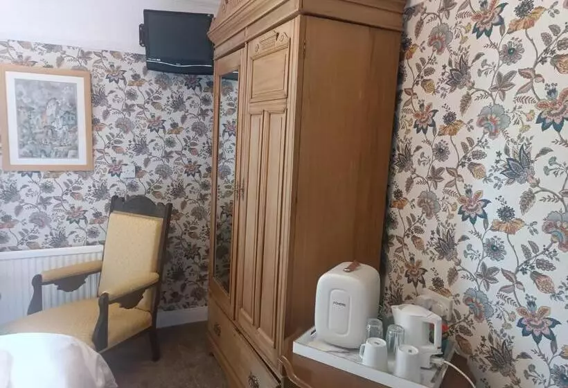 Отель The Outlook Scarborough