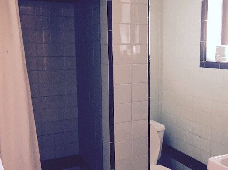 בית מלון כפרי Red Carpet Inn Brooklawn