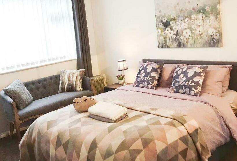 Central Beautiful Renovated Flat Incl Parking