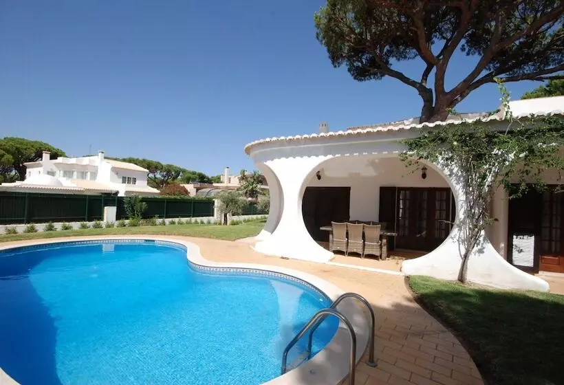 Charming 3 Bed Villa With Pool In Olhos De Agua